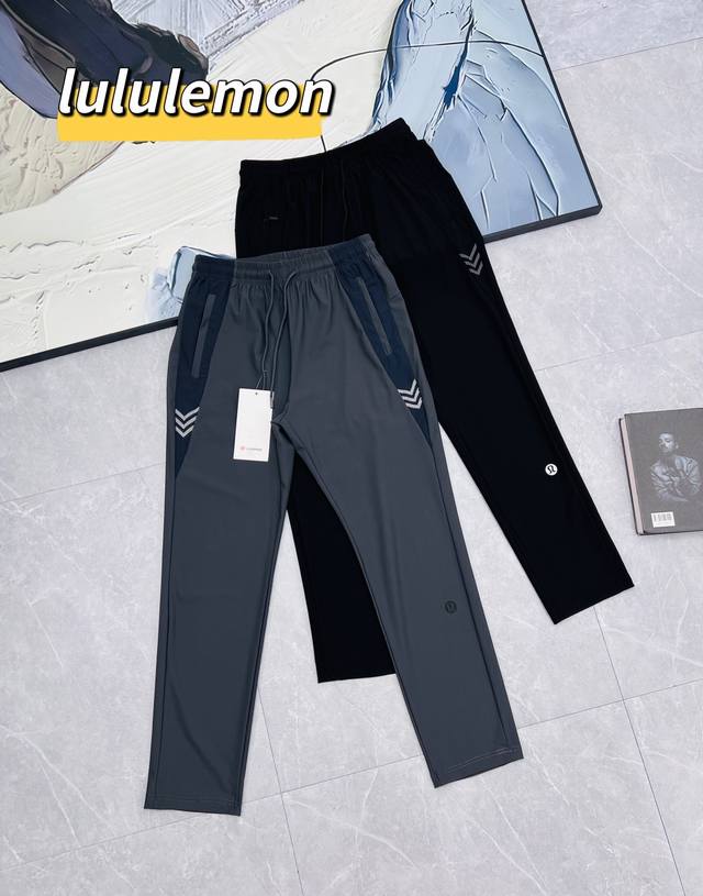 夜跑星人必备！Lululemon反光箭头Logo冰丝长裤 作为Lululemon的忠实粉丝，露露家的这款夜跑反光箭头Logo冰丝长裤，我不允许还有人不知道！ 冰