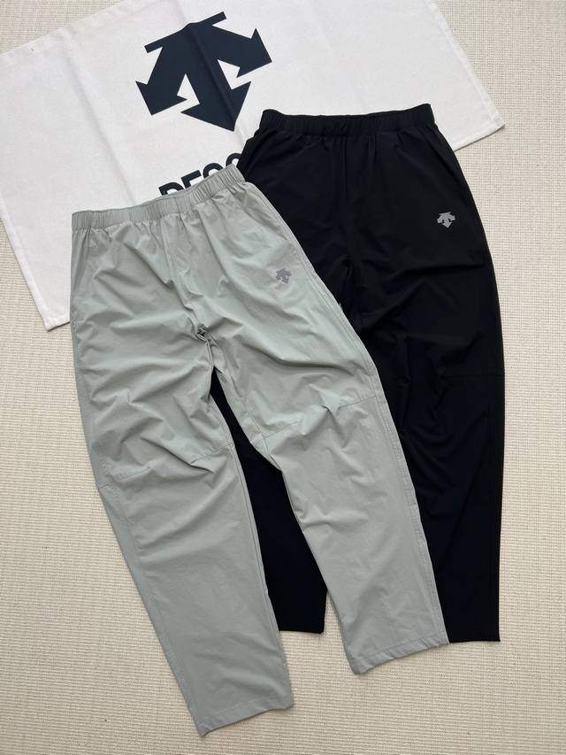 Descente 迪桑特 夏季新款男士纯色户外登山运动健身速干天丝梭织Logo图案休闲裤长裤 颜色：黑色 豆绿 尺码：M-2Xl 现货款，男士运动户外直筒瘦腿速