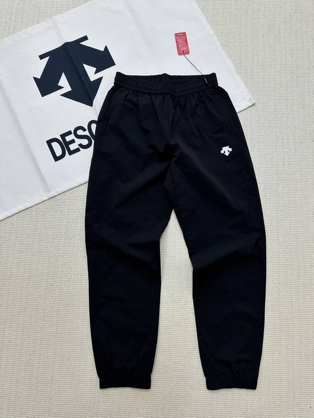 Descente迪桑特 夏季新款登山健身运动速干透气亲肤纯色Logo图案印花休闲裤长裤 男女同款 颜色：黑色 尺码：M-2Xl 采用Schematech冷感纱线