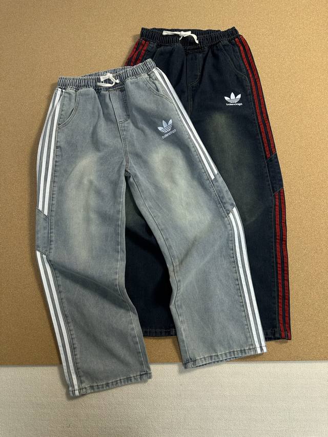 Adidasbalenciaga 男女同款美式复古拼接竖纹休闲裤简约休闲直筒水洗做旧联名款牛仔裤时尚百搭 颜色：浅蓝 深蓝 尺码：M-3Xl 不知道每天穿什么？