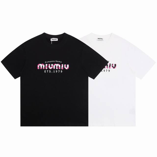 Miumiu缪缪2025Ss新款毛绒拼接硅胶字母情侣休闲短袖 最高版本！面料290克 %双纱全棉，毛绒拼接硅胶字母设计工艺！ 辅料：开模原版过鉴定领标 %真丝洗