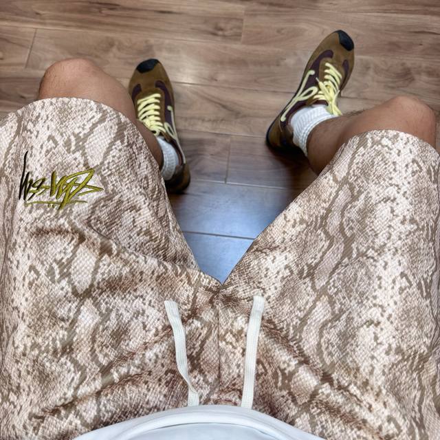 Stussy 25Ss 夏季斯图西复古蟒纹满印美式开衩短裤 甄选进口纯棉斜纹面料 十分贴合皮肤 不闷热 满身数码印花 细节饱满 很多潮牌都出了不同的蛇纹印花但还