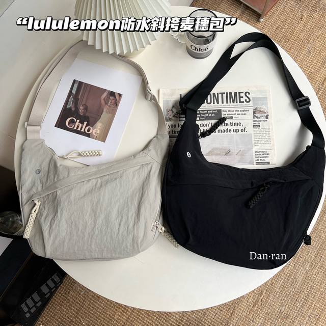 Lululemon防水斜跨麦穗包 颜色：米杏色；黑色 Lululemon防水斜跨麦穗包运动休闲包防水面料 超值推荐 超洋气的斜跨大饺子造型麦穗包 两个经典色系