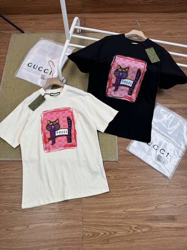 顶级版本 区别通货 - Gucci 古驰限定猫咪走秀款图案短袖T恤 - 购入原版开模打造，全套定制辅料，细节决定成败。 - 颜色：杏色 黑色 - 尺码：Xs S