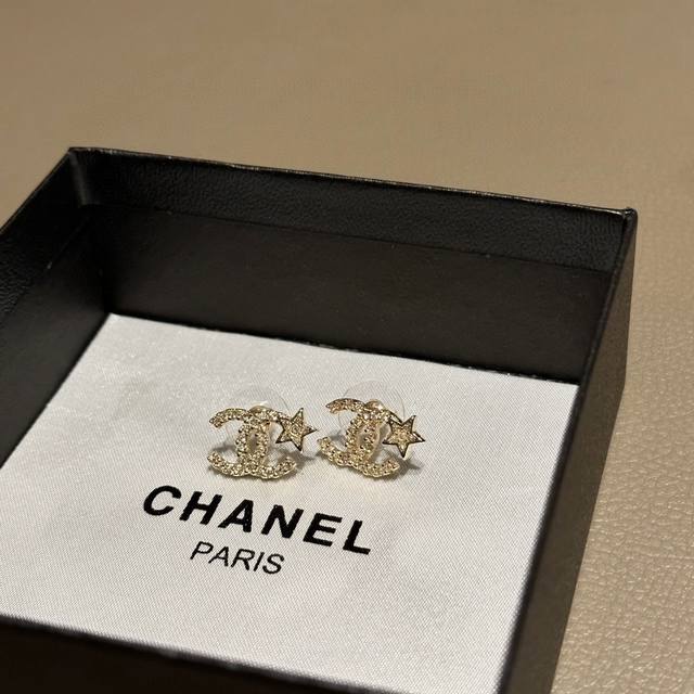 Chanel香奈儿最美星星耳钉，非常适合日常搭配，这款星星耳钉比普通双C款更精致一些，虽然小小的，但是设计独特,上耳佩戴不显小做精致的小女人 全套包装