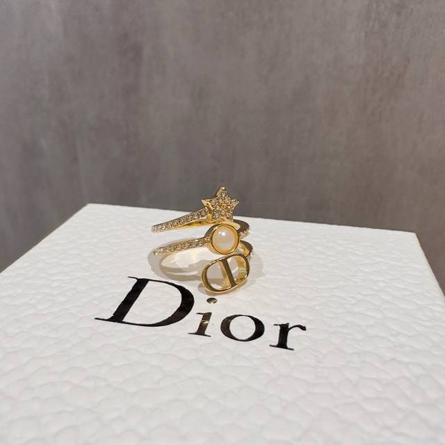 Dior 迪奥星星珍珠搭配钻钻三圈戒指，带上很显手细！叠戴的效果更有氛围感！上手 超Nice配全套包装！