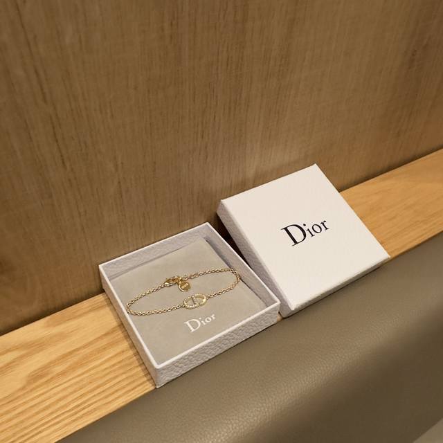迪奥新款Petit Cd手链 这款Petitcd手链彰显优雅经典的美学风格。采用金色饰面金属精心制作，细链条突显密镶以银色调仿水晶的Cd标志。可与 Petit