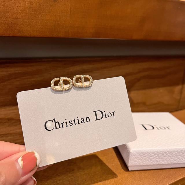 Dior迪奥Cd镶钻耳钉 新款依然延续Dior家精致、优雅的范儿 最终还是被这款带钻的Petitcd经典耳钉吸引相比于之前的Cd款形状更简约和连贯，有点像爱马仕