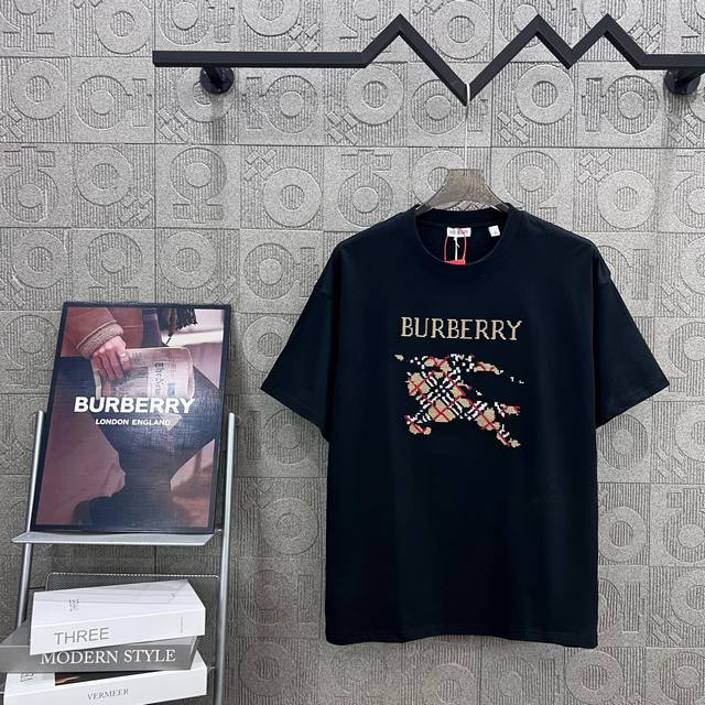 Burberry 巴宝莉 Logo字母棋盘格战马刺绣 Logo标识精致升级，灵感源自八十年代复古 原版面料 官方同款 短袖T恤 定制260克同缸染面料 手感非常