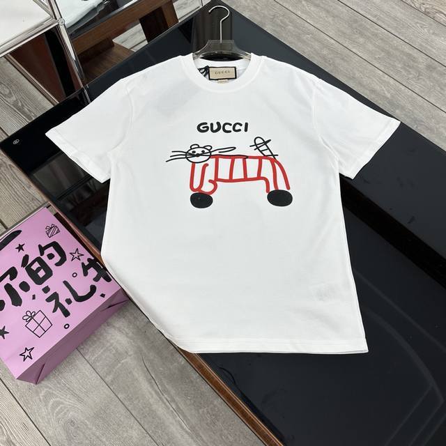 Gucci 2025夏季重磅新品来袭！无感印花高克重短袖，解锁轻奢穿搭新体验｜350 面料升级 品质触手可及 严选客供定制针织 %纯棉面料，触感细腻亲肤，高克重