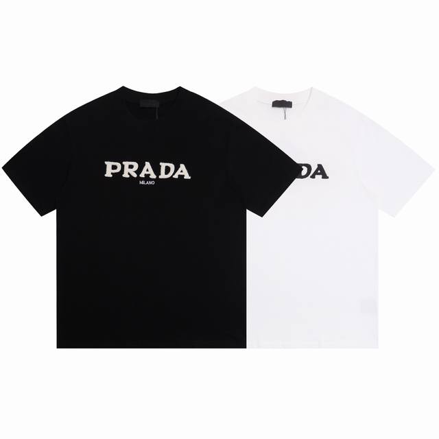 Prada普拉达2025Ss新款毛绒手感棉绣花工艺情侣休闲短袖T恤 最高版本！面料290克 %双纱棉！毛绒手感棉绣花工艺设计！ 辅料：开模原版过鉴定领标 %真丝
