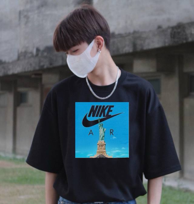 Nike Air- 耐克 纽约新款自由女神油画情侣短袖 商品参数 采用260克双砂面料 三针五线做工，领口包包边条 今年火爆的品牌 看到了就忍不住要自留一件 正
