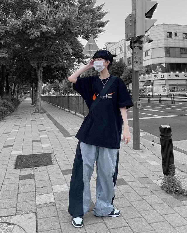 Nike 耐克 经典小标情侣短袖T恤 商品参数 采用260克双砂面料 三针五线做工，领口包包边条 今年火爆的品牌 看到了就忍不住要自留一件 正确纹路立体印花 正