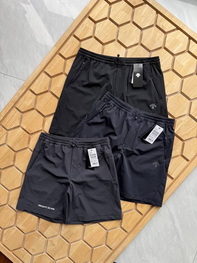 Descente迪桑特Essential系列男士梭织短裤夏季新品 迪家90周年设计款梭织运动短裤。采用高品质运动属性梭织面料制作，面料轻舒适度高，夏天穿清爽同时