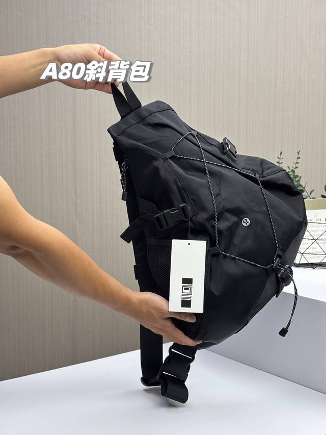 颜值第一名！经典永不过时，Lululemon男女情侣款工装风机能单肩斜背包！多功能便携式大胸包，尺寸很大，容量跟双肩包差不多，是一款超大的单肩包！最时尚好看的三