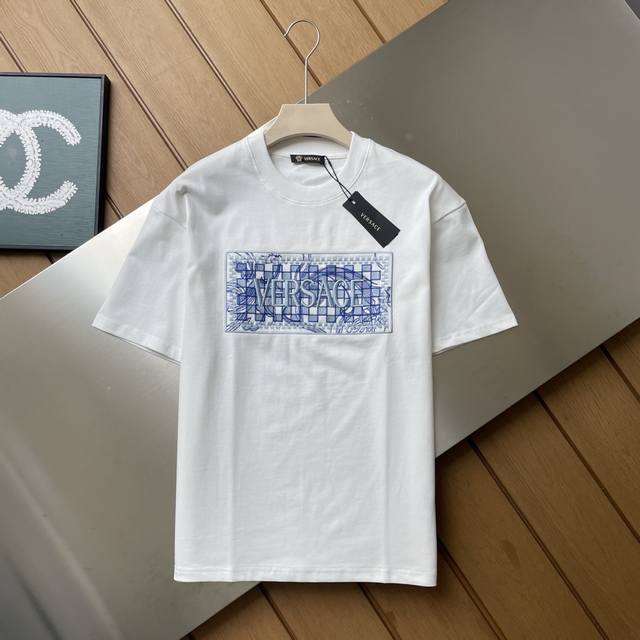 专柜还原顶级复刻版 Versace 范思哲美马赛克刺绣常规版棉质短袖T恤 柜子价11610+ 顶级奢品代表 高端奢华 面料采用超精仿长绒棉 大自然产物 汗布面料