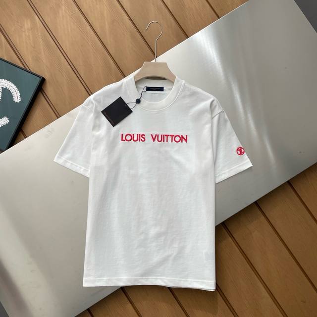 专柜还原顶级复刻版 Lv路易威登刺绣经典品牌Logo短袖T恤 胸前万针刺绣，饱满的同时无丝毫不完美，经典品牌英文标志，搭配刺绣工艺，档次U 。。整体刺绣立体感十