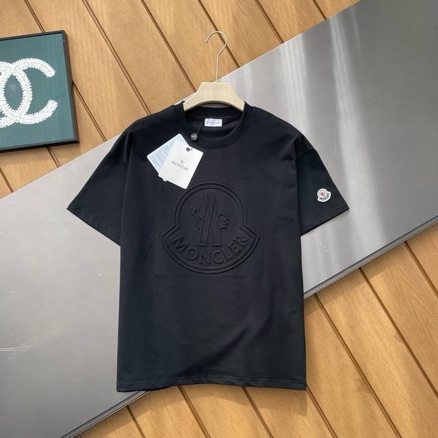 专柜还原顶级复刻版 Moncler蒙口立体压花Logo T恤Moncler的T恤是不可缺少的一件单品，面料采用双纱面料，柔软细腻。购入正品打版定制，辅料均为原版