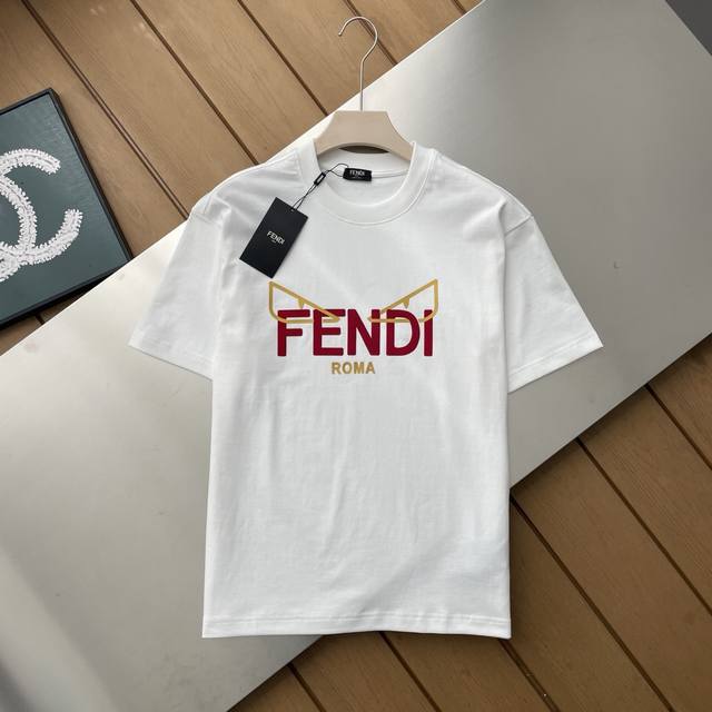 专柜还原顶级复刻版 Fendi芬迪-2025Aw春夏新款 顶级时尚潮流休闲短袖T恤，采用进口棉面料，更加丝滑温儒柔软 细腻柔软 上身自然是舒适 凉爽，胸前品牌标