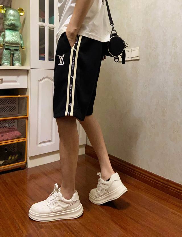 Lv Louis Vuitton字母织带情侣款短裤！宽松版型！ 采用320克双面亲肤面料！ 订制Logo金属抽绳头！5公分松紧包腰 内里包条！细节满满！ 斤上身