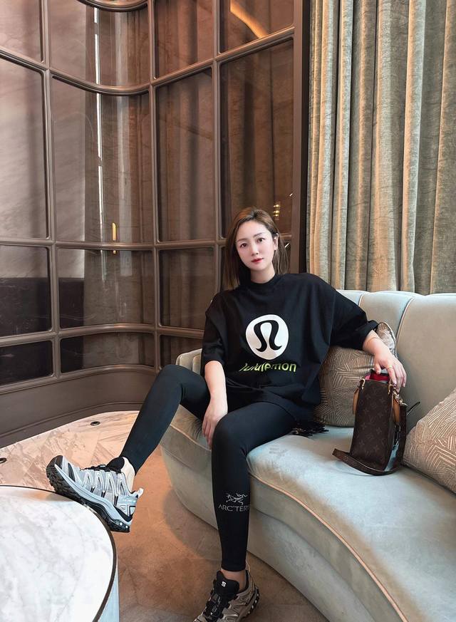 Lululemon厚板印花情侣款短袖T！宽松版型！ 采用320克精梳纯棉面料 肩部过肩领条领口二本针加固 机洗不变形！ 厚板印花怎么洗都不会掉 区别市场洗了就掉