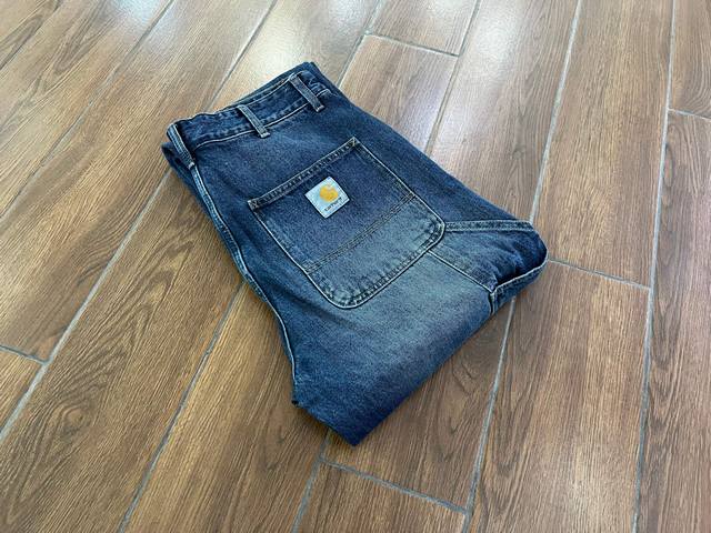 这款 Carhartt 并非简单的牛仔裤，而是Carhartt工装精神的现代化身。它通过创新的弹力帆布面料解决了传统工装裤最大的痛点 活动受限，同时毫不妥协地继