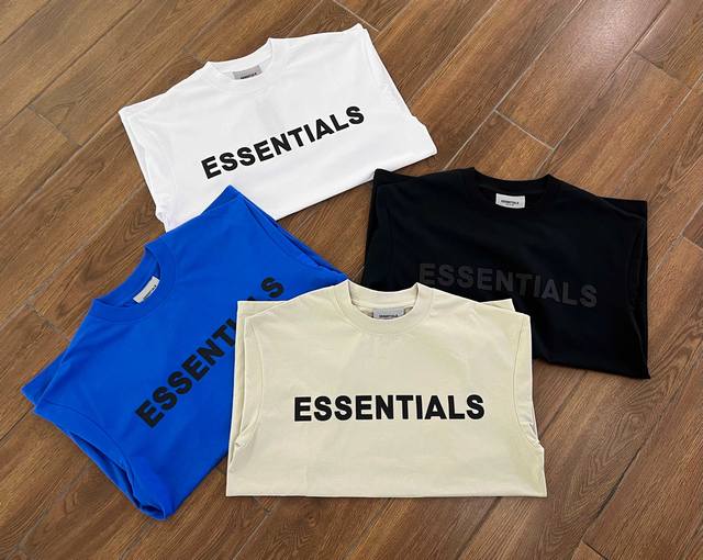 Ess 字母机印Tee 因其致力于自身的深色内衬系列在街头时尚圈备受青睐。定位为高街，剪裁和设计偏向街头风格，常用又宽又长的廓形剪裁和做旧质感 。大部分衣服用料