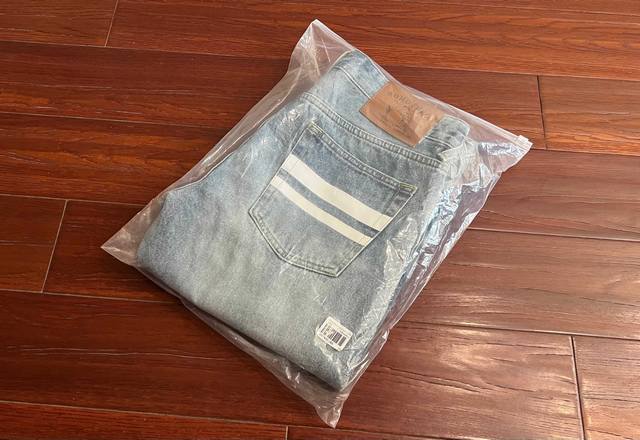 Momotaro桃太郎牛仔裤打造每一条独一无二的经典。天然靛蓝染布，经传统织机缓慢编织，随时间褪色成属于你的生命轨迹。黄铜铆钉加固关键部位 隐藏式刀割皮牌，烙印
