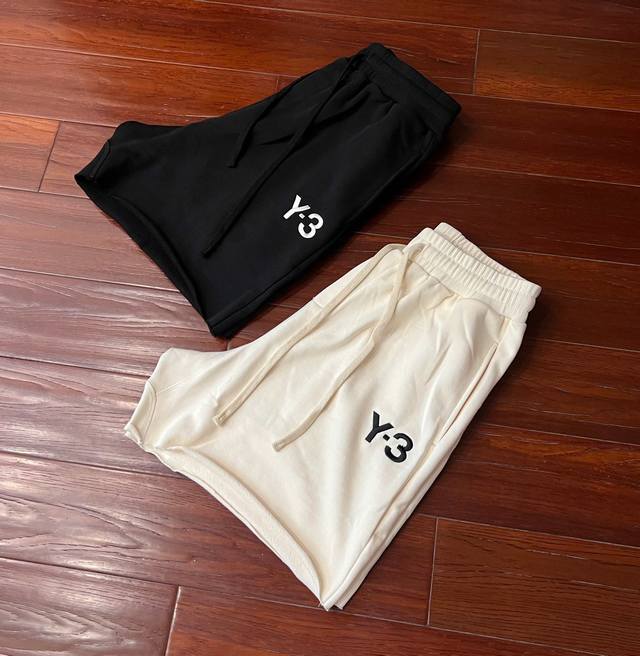 Y-3 毛圈短裤 运动美学与高级街头的碰撞机能舒适，重塑运动格调 采用高密度毛圈面料，柔软透气兼具出色支撑力，为高强度运动与日常穿着提供自在体验。立体剪裁搭配微