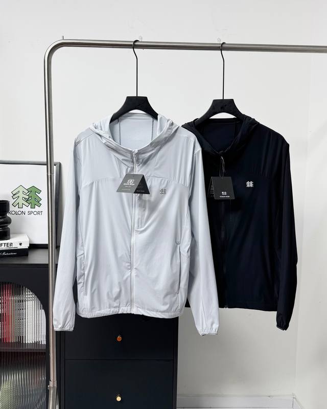 柜子同款 可隆Kolon Sport夏款上新 ，皮肤衣防晒衣外套 125新款防晒衣 可隆柜同款 在售1480 超轻量化有内侧口袋 ，下摆处有抽绳可自由调节款式穿