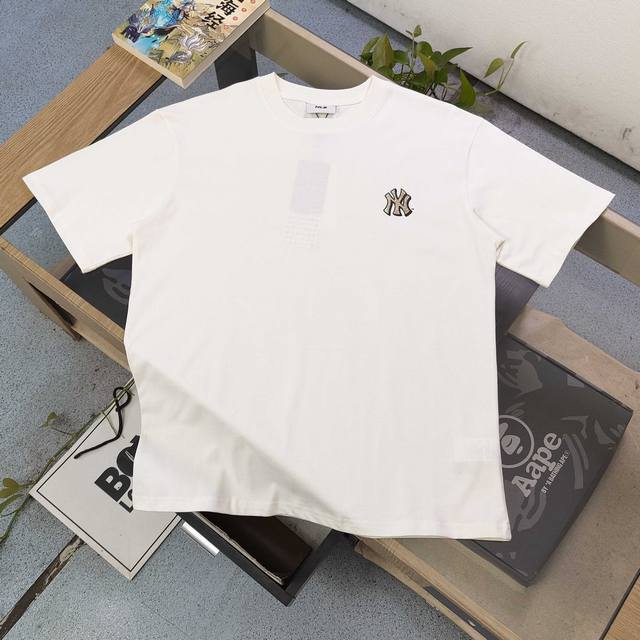 款号：Yy948 高版本 2025新款Mlb洋基队Ny刺绣小标Logo烫金蛇年限定字母图案印花休闲情侣短袖T恤，选用了260克双纱爽滑棉面料制作而成。精细的做工
