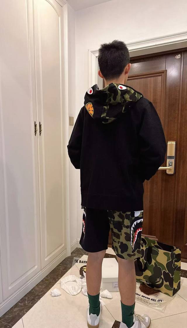 主推款 两种款式2025Ss鲨鱼B Pe Camo Shark 鲨鱼半拼撞色鲨鱼短裤 鲨鱼短裤 男女同款 情侣款 你的衣橱衣必须有的一件潮品 个性 时尚 别具一
