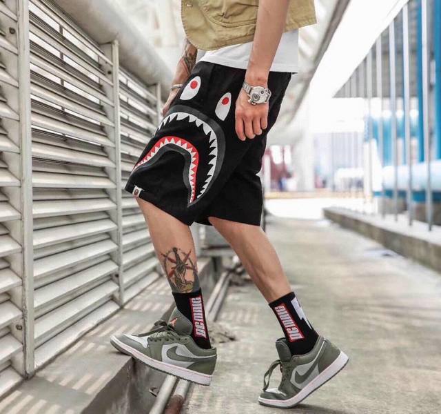 百搭 帅气推荐 2025Ss鲨鱼B Pe Camo Shark 鲨鱼纯色纯黑侧两边鲨鱼短裤 鲨鱼短裤 男女同款 情侣款 你的衣橱衣必须有的一件潮品 个性 时尚