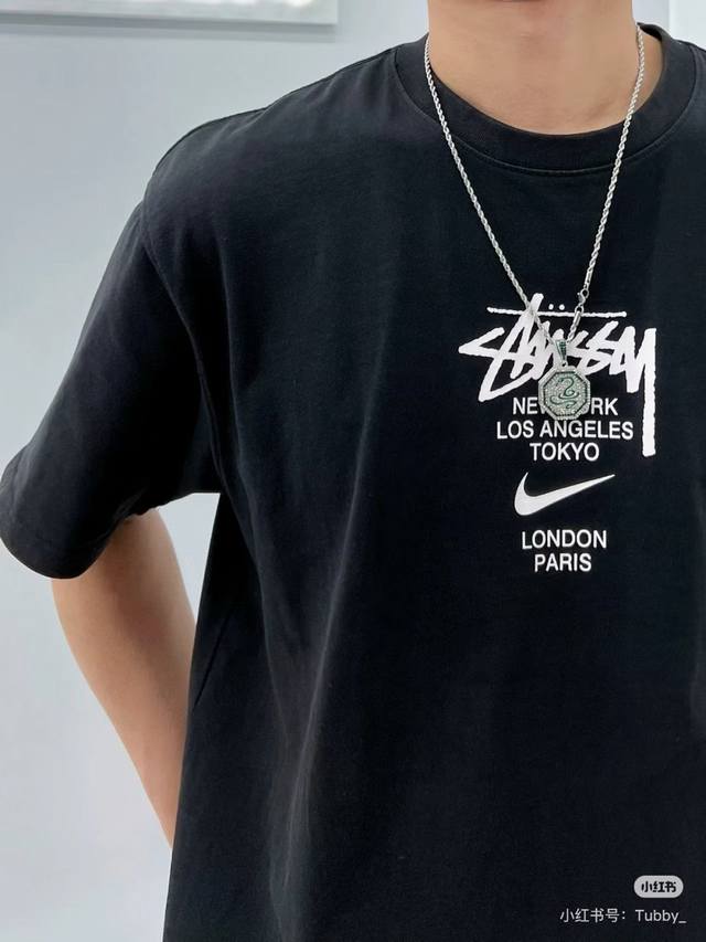 Stussy 斯图西 X Nike 联名系列 胸前Logo印花图案圆领短袖T恤 -标准版型 -男女同款 -纯棉260G双纱纯棉面料 透气性 舒适性 功能性全部都