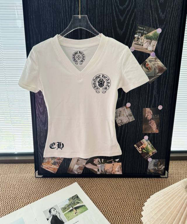 价格P： 品名：Ch克罗*复古梵文国旗印花V领修身短袖 尺码：S.M.L 颜色：白色 涩谷辣妹，克罗心国旗V领短袖，古早美眉穿搭，很洋气嗳～整件衣服很复古，上身