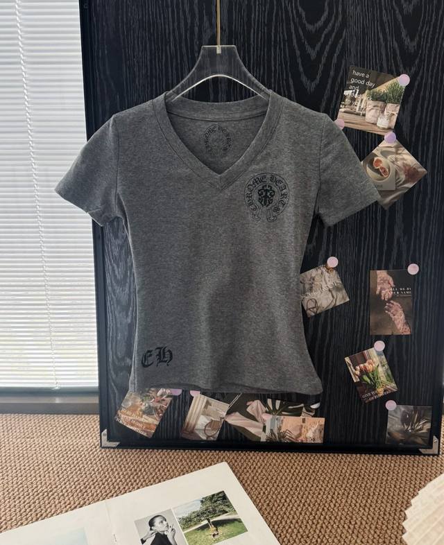 价格P： 品名：Ch克罗*复古梵文国旗印花V领修身短袖 尺码：S.M.L 颜色：灰色 涩谷辣妹，克罗心国旗V领短袖，古早美眉穿搭，灰色调真的很洋气嗳～整件衣服很