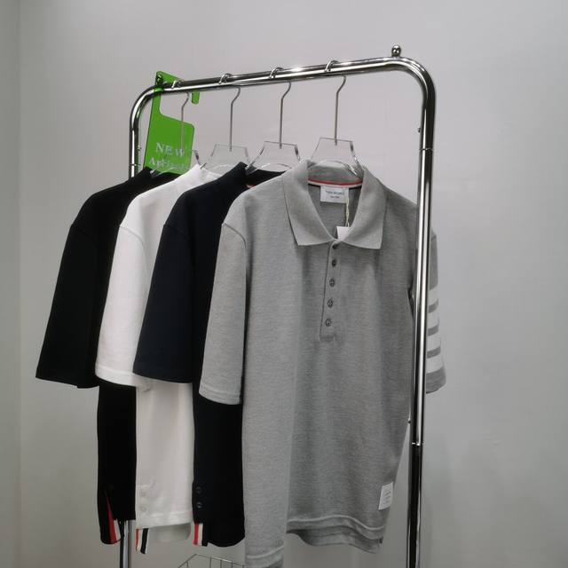 一年四季有货 主推款！！！ Thom Browne 春夏 四条纹纯棉短袖 Polo 衫 翻领设计很Chic，前卫要考究 翻领亲和力佳，定制珠地棉面料细节感超赞