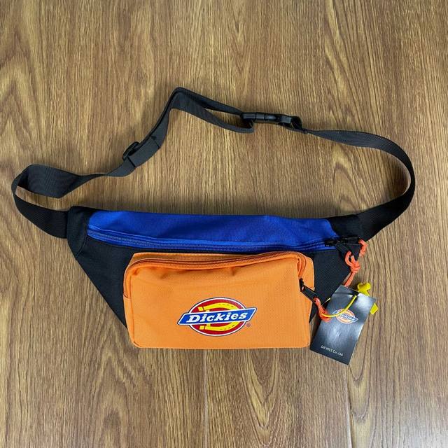 迪克斯 蒂克Dickies Logo印花款撞色潮流胸包腰包手提单肩斜挎包 男女同款 颜色：蓝黑橙拼色 尺寸：37X17X7.5Cm 071