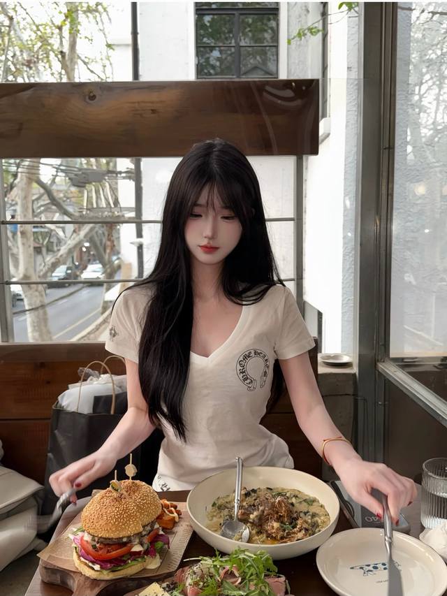 上新 克罗心限定白马蹄印花V领修身款 上身超级显瘦！！ 显胸大腰细神器！ 万年你不会过时的款 早买早享受 中古款都限量发售 黑白两色首批现货哦～ Smlxl 衣