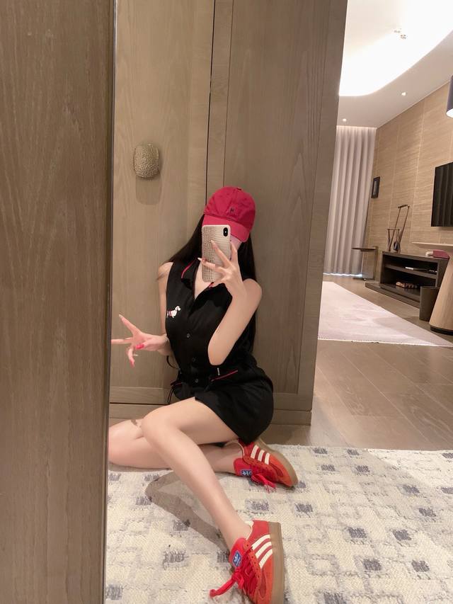 上新 Tb刺绣小狗订制螺纹收腰显瘦连衣裙～～ 颜色：黑色 白色 码数：S M L S码推荐： 80~ M码推荐： ～115 L 码推荐： 115～135