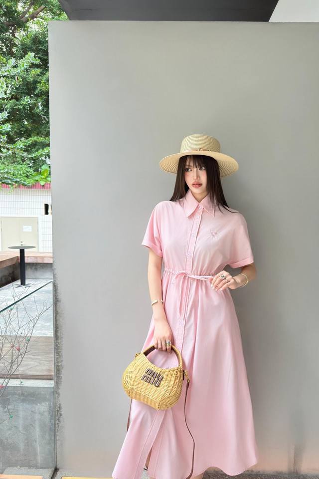 上新 Miumi* 缪缪 2025新品上架翻领抽绳连衣裙 定制Yb进口斜纹全棉材质 透气舒适 质感十足 通体素色沿用开襟纽扣调节处理 配合腰间本布抽绳收腰设计