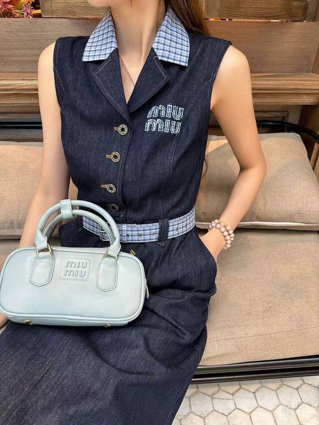 上新 配腰带 Miu Mi* 缪缪 牛仔翻领连衣裙 格子撞色拼接装饰 搭配腰带 时尚大方～ 颜色：宝蓝色 码数：S M L S码推荐： 80~100 M码推荐：