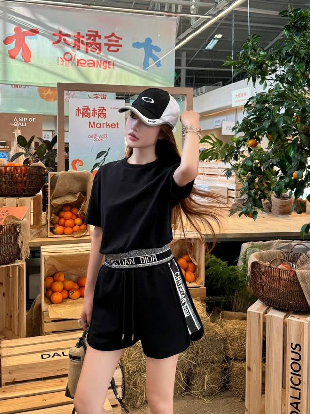 上新 Diro 迪奥 25Ss新款休闲套装 时髦感在线实穿性很高百搭 干练利落时髦有致 日常穿搭推荐款 细节感在线 提升气质感必备单品～ 颜色：黑色 白色 码数