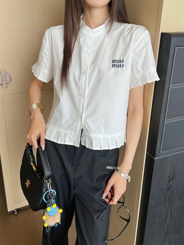 上新 Miu 缪缪 Logo字母刺绣小压褶边装饰衬衫 怎么穿都很时髦 面料透气舒适～ 颜色：白色 条纹色 码数：Sml S码推荐： 80~ M码推荐： ～115