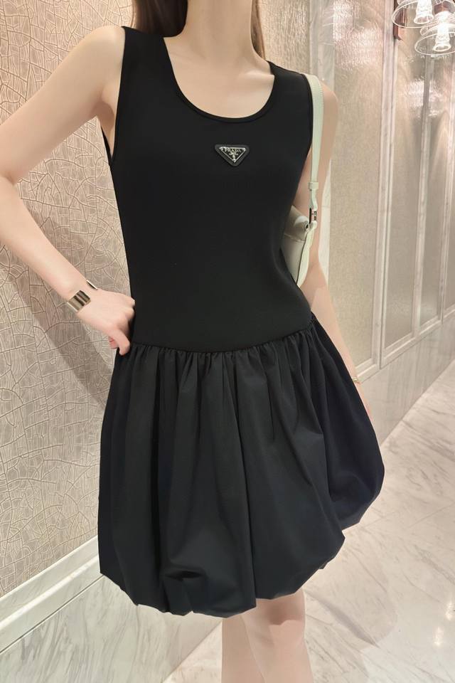 上新 Prad* 普拉达 25Ss新款三角标背心裙经典三角标装饰 蓬蓬裙摆 版型超好～ 颜色：黑色 白色 尺码：Sml S码推荐： 80~ M码推荐： ～115