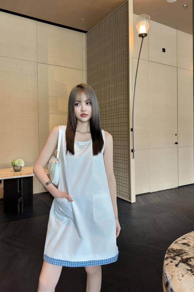 上新 Miumiu 缪缪 25Ss新款背心裙 下脚拼接格子面料装饰 时尚大方 ！！ 颜色：黑色 白色 码数：Sml S码推荐： 80~ M码推荐： ～115 L