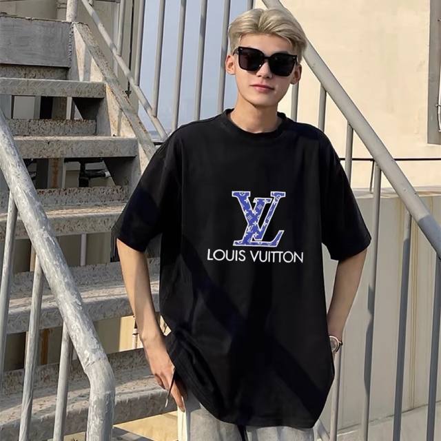 供 Louis Vuitton Lv蓝色经典字母印花短袖T恤 原版辅料 三标齐全，宽松版型，男女同款，无性别区分，时尚减龄百搭。 夏季短袖简约时尚精致，色彩搭配
