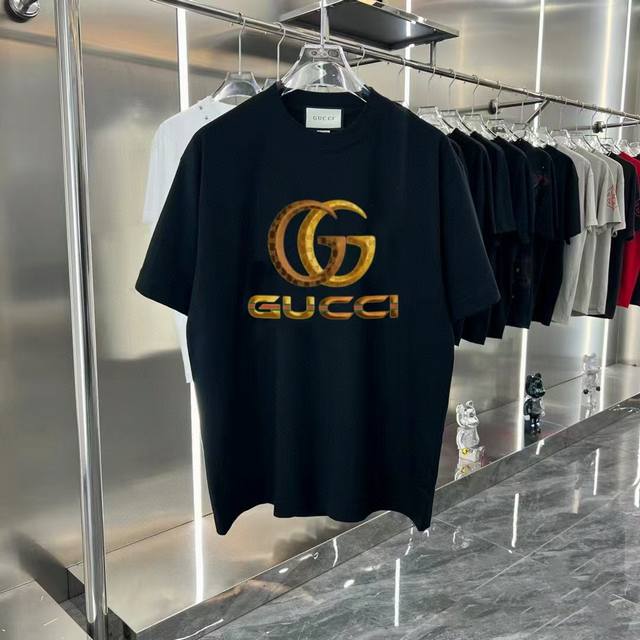 供 2025Ss夏季Gucci古驰新款胸前金色Logo休闲圆领套头休闲短袖T恤 面料采用230G精梳爽滑棉料，原厂面料 定织定染，包浆印刷不起球不开裂，上身效果