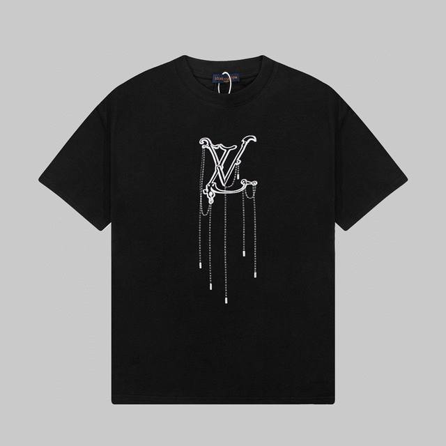 供 Louis Vuitton 路易威登 Logo图案吊坠印花短袖T恤 图案设计绝绝子 怎么搭配都好看 定制230克同缸染纯棉面料 手感非常舒服 春夏最新砖柜同
