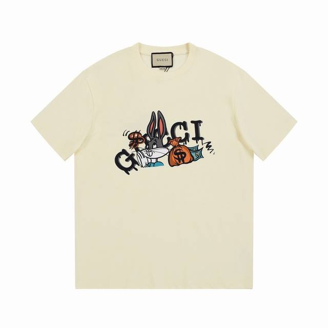 供 Gucci 古驰 兔年新款卡通兔钱多多印花短袖T恤 小哥哥小姐姐皆可驾驭 高品质 上身超好看 卡通兔子印花颜色鲜艳，自然逼真，32支定织定染纯棉面料240G